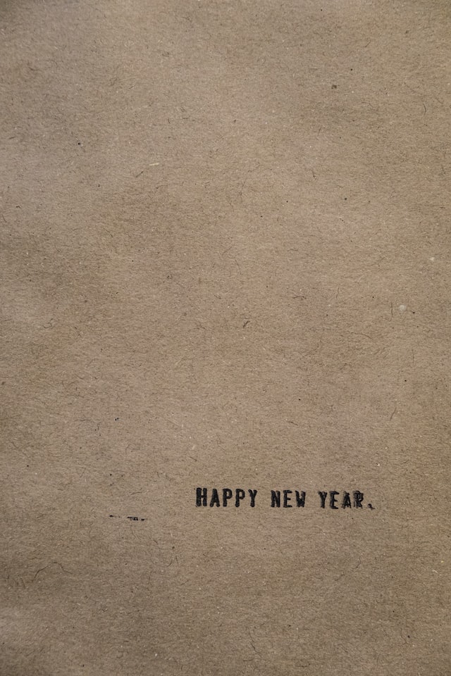 papier sur lequel est tapé à la machine à écrire "happu new year"