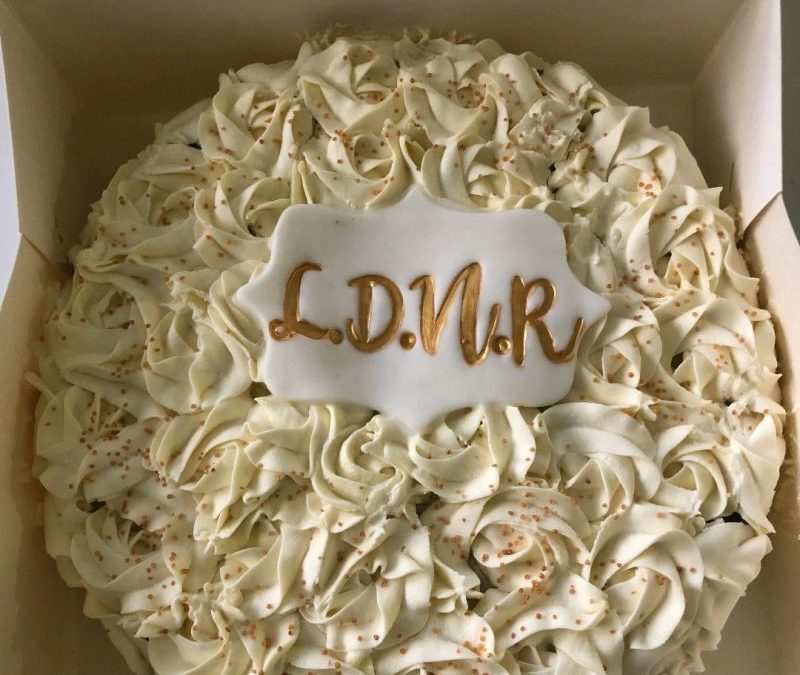 Gâteau avec le texte LDNR inscrit dessus